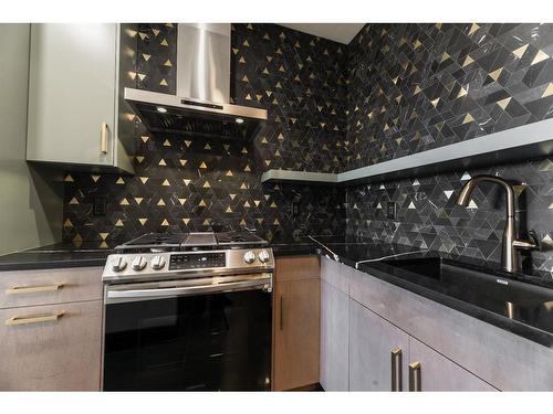 494 Rochester Terrace Nw, Calgary, AB - Indoor Photo Showing Kitchen