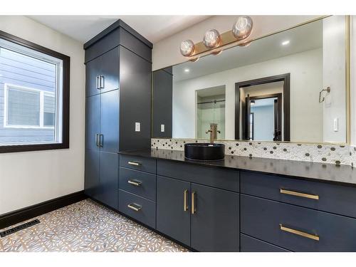 494 Rochester Terrace Nw, Calgary, AB - Indoor Photo Showing Bathroom