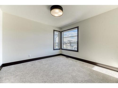 494 Rochester Terrace Nw, Calgary, AB - Indoor Photo Showing Bathroom