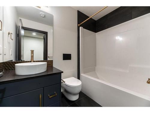 494 Rochester Terrace Nw, Calgary, AB - Indoor Photo Showing Bathroom