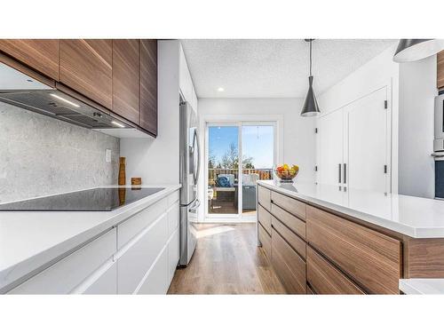 68 Coach Side Terrace Sw, Calgary, AB - Indoor Photo Showing Kitchen