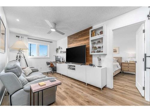 68 Coach Side Terrace Sw, Calgary, AB - Indoor Photo Showing Living Room