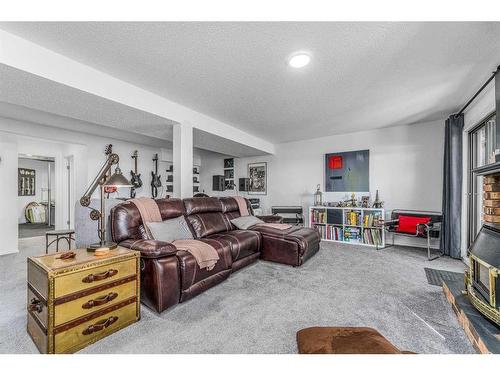 68 Coach Side Terrace Sw, Calgary, AB - Indoor Photo Showing Living Room