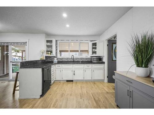 636 West Chestermere Drive, Chestermere, AB - Indoor Photo Showing Kitchen With Upgraded Kitchen