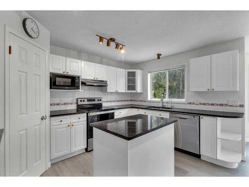 319 Sierra Nevada Place Sw, Calgary, AB - Indoor Photo Showing Kitchen