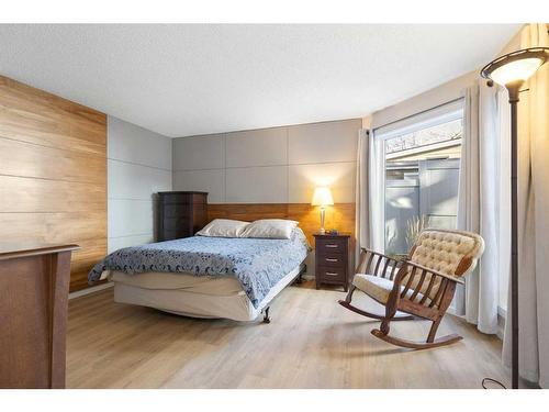 84 Woodmeadow Close Sw, Calgary, AB - Indoor Photo Showing Bedroom