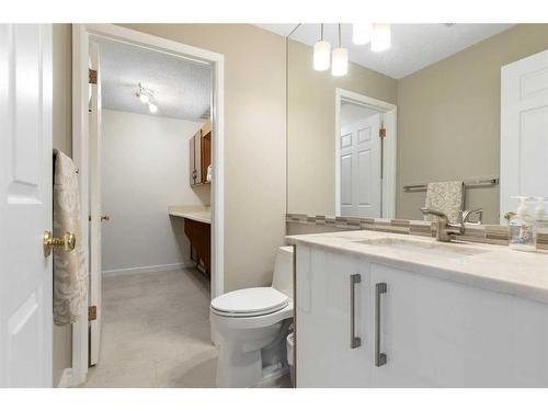 84 Woodmeadow Close Sw, Calgary, AB - Indoor Photo Showing Bathroom