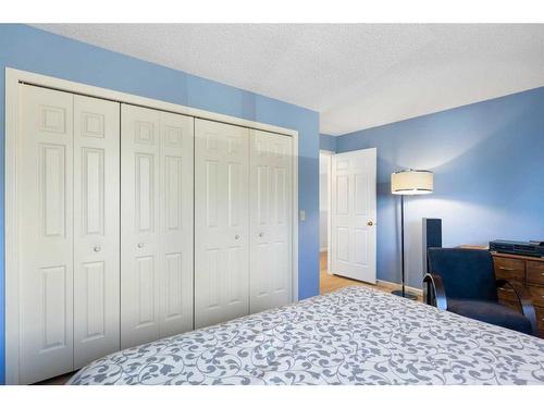 84 Woodmeadow Close Sw, Calgary, AB - Indoor Photo Showing Bedroom