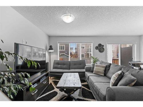 345 Hillcrest Square Sw, Airdrie, AB - Indoor Photo Showing Living Room