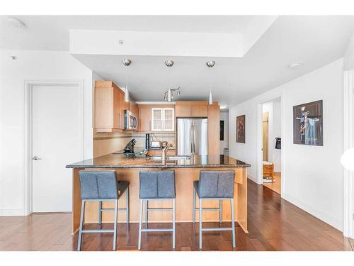 1800-817 15 Avenue Sw, Calgary, AB - Indoor Photo Showing Kitchen With Double Sink