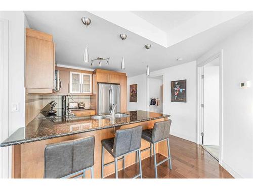 1800-817 15 Avenue Sw, Calgary, AB - Indoor Photo Showing Kitchen