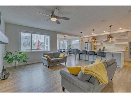 99 Legacy Glen Terrace Se, Calgary, AB - Indoor Photo Showing Living Room