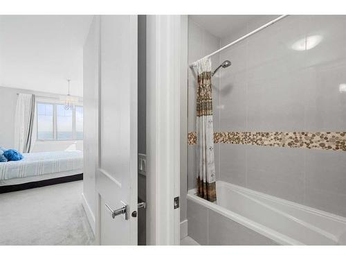 80 Coulee Way Sw, Calgary, AB - Indoor Photo Showing Bathroom