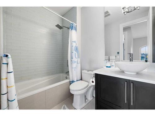 80 Coulee Way Sw, Calgary, AB - Indoor Photo Showing Bathroom