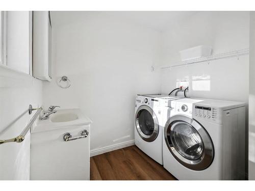 2425 13 Avenue, Didsbury, AB - Indoor Photo Showing Laundry Room