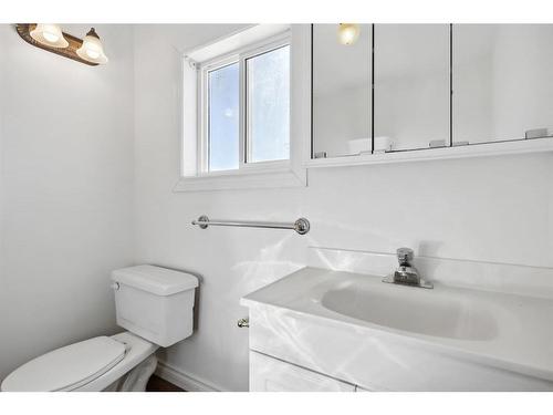 2425 13 Avenue, Didsbury, AB - Indoor Photo Showing Bathroom