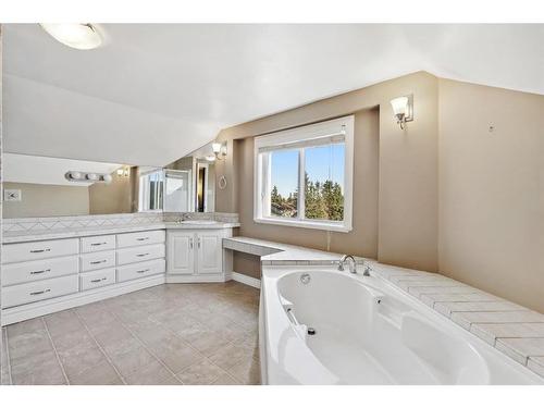 2425 13 Avenue, Didsbury, AB - Indoor Photo Showing Bathroom