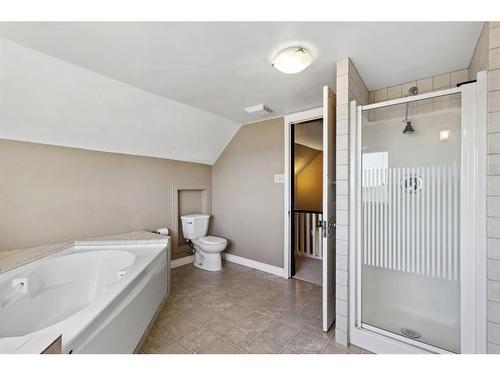 2425 13 Avenue, Didsbury, AB - Indoor Photo Showing Bathroom