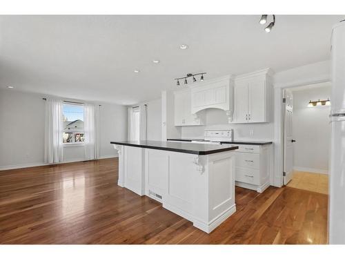 2425 13 Avenue, Didsbury, AB - Indoor Photo Showing Kitchen