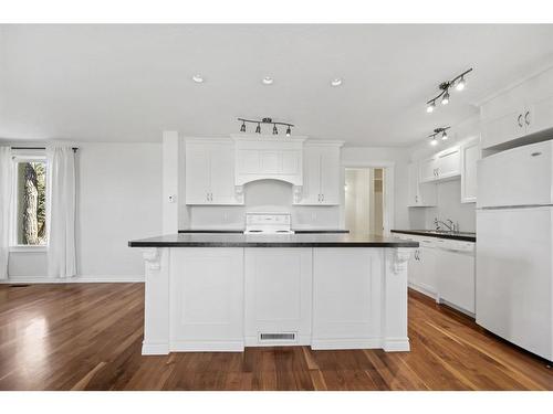 2425 13 Avenue, Didsbury, AB - Indoor Photo Showing Kitchen