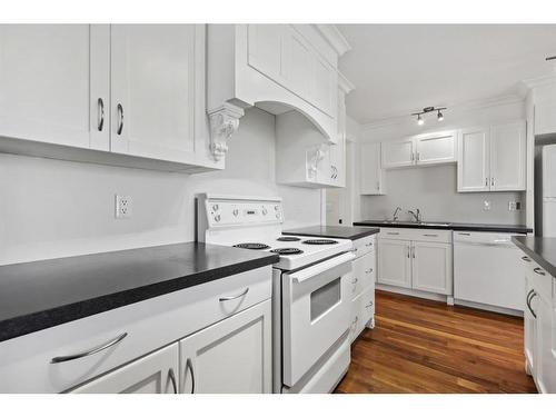 2425 13 Avenue, Didsbury, AB - Indoor Photo Showing Kitchen