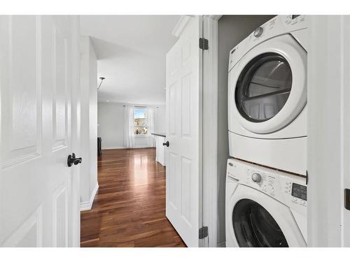 2425 13 Avenue, Didsbury, AB - Indoor Photo Showing Laundry Room