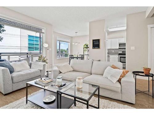 203-8108 109 Street Nw, Edmonton, AB - Indoor Photo Showing Living Room