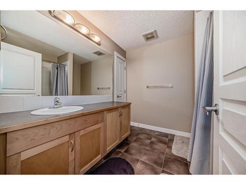 2214-211 Aspen Stone Boulevard Sw, Calgary, AB - Indoor Photo Showing Bathroom