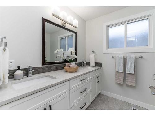 10213 75 Street Nw, Edmonton, AB - Indoor Photo Showing Bathroom