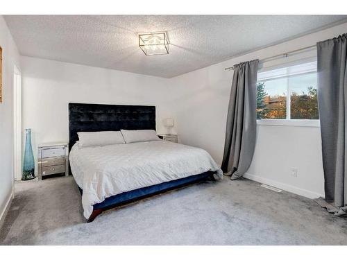 43 Berkshire Road Nw, Calgary, AB - Indoor Photo Showing Bedroom