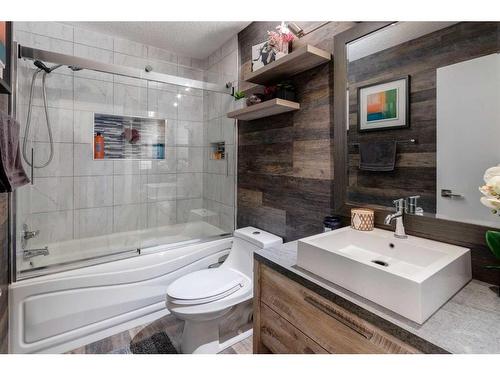 43 Berkshire Road Nw, Calgary, AB - Indoor Photo Showing Bathroom