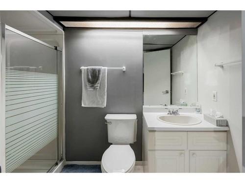 43 Berkshire Road Nw, Calgary, AB - Indoor Photo Showing Bathroom