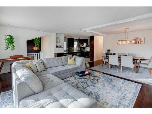 43 Berkshire Road Nw, Calgary, AB - Indoor Photo Showing Living Room