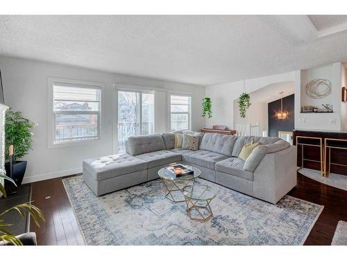 43 Berkshire Road Nw, Calgary, AB - Indoor Photo Showing Living Room