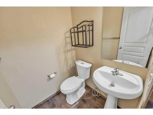 1920 New Brighton Drive Se, Calgary, AB - Indoor Photo Showing Bathroom