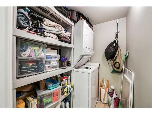 208-716 3 Avenue Nw, Calgary, AB - Indoor Photo Showing Laundry Room