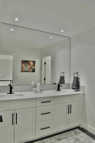 623 27 Avenue Ne, Calgary, AB - Indoor Photo Showing Bathroom