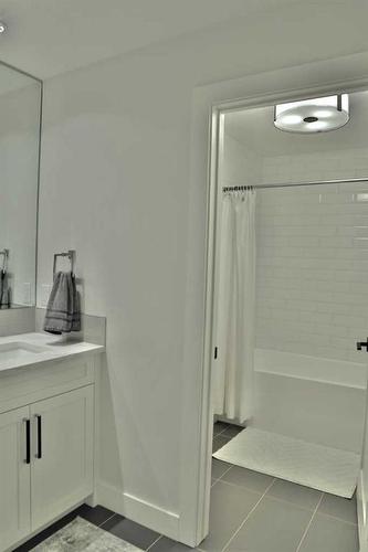 623 27 Avenue Ne, Calgary, AB - Indoor Photo Showing Bathroom