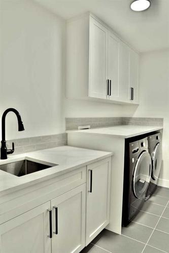 623 27 Avenue Ne, Calgary, AB - Indoor Photo Showing Laundry Room