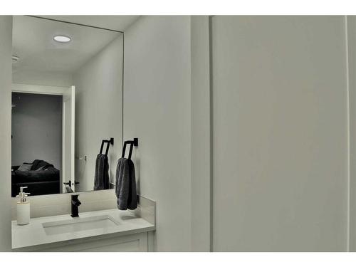 623 27 Avenue Ne, Calgary, AB - Indoor Photo Showing Bathroom