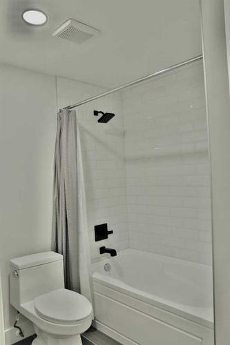 623 27 Avenue Ne, Calgary, AB - Indoor Photo Showing Bathroom