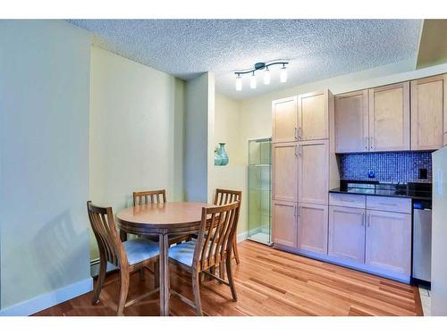 102-812 14 Avenue Sw, Calgary, AB - Indoor Photo Showing Living Room