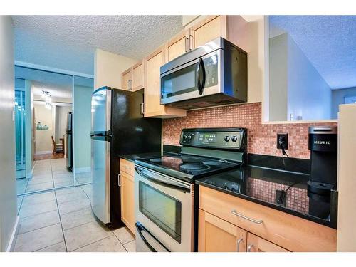 102-812 14 Avenue Sw, Calgary, AB - Indoor Photo Showing Kitchen With Double Sink