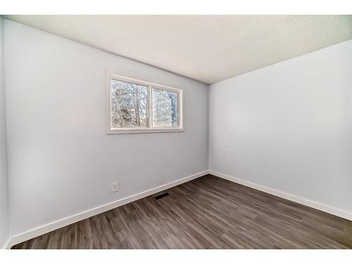 28 Bedford Circle Ne, Calgary, AB - Indoor Photo Showing Other Room