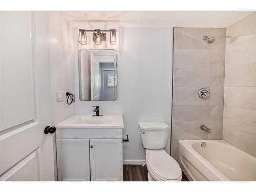 28 Bedford Circle Ne, Calgary, AB - Indoor Photo Showing Bathroom