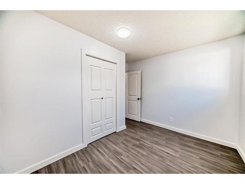 28 Bedford Circle Ne, Calgary, AB - Indoor Photo Showing Other Room