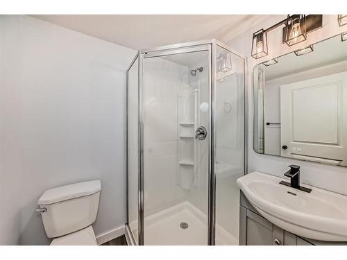 28 Bedford Circle Ne, Calgary, AB - Indoor Photo Showing Bathroom