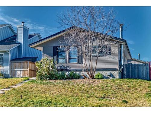 28 Bedford Circle Ne, Calgary, AB - Outdoor