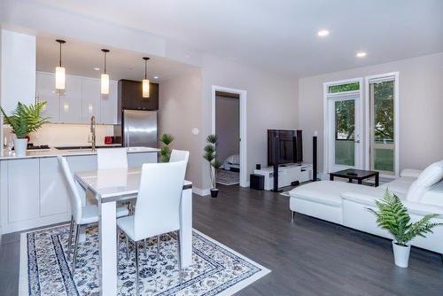 224-305 18 Avenue Sw, Calgary, AB - Indoor Photo Showing Living Room