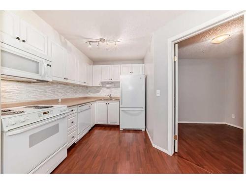 109-550 Prominence Rise Sw, Calgary, AB - Indoor Photo Showing Kitchen